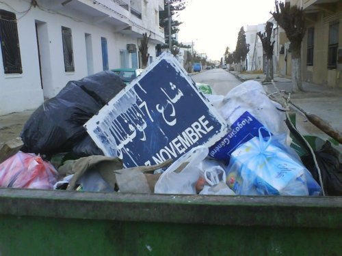 شارع 7 نوفمبر بالقمامة  وسيصبح قريبا شارع محمد البوعزيزي  - خاص بالهدهد