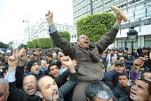 تونسيون يتظاهرون ضد سرقة مكاسب الشعب - خاص بالهدهد