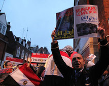 فوضى أعقبت المظاهرات الدامية وشياب مصري يفاخر بخوذات استولى عليها من رجال الامن 