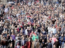 المصريون يواصلون انتفاضتهم ويدفنون مئة من ضحاياهم والأطباء لا يستطيعون إحصاء الجرحى