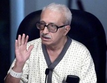 طارق عزيز لا يقرأ و لم يتعرف على أحفاده الذي زاروه في سجنه للمرة الأولى طارق عزيز لا يقرأ و لم يتعرف على أحفاده الذي زاروه في سجنه للمرة الأولى