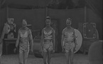 إمرأة تتحدث عبر الموبايل فى فيلم السيرك عام 1928 لشارلى شابلن 