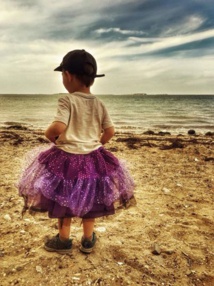 لماذا ينشر هؤلاء الرجال صورهم بفساتين الباليه ؟