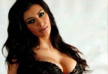 كيم كاردشيان تغادر باريس بعد تعرضها للسرقة تحت تهديد السلاح كيم كاردشيان تغادر باريس بعد تعرضها للسرقة تحت تهديد السلاح