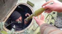 على خط الجبهة مقاتل يترقب بفارغ الصبر العودة الى مدينته الرقة على خط الجبهة مقاتل يترقب بفارغ الصبر العودة الى مدينته الرقة