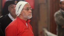 مصر.. أحكام عسكرية بالسجن بحق مرشد "الإخوان" وآخرين