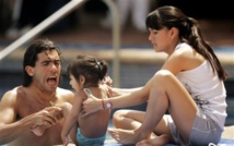 كارلوس تيفيز و صديقته و احد اطفالهم