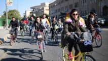العراقيات يركبن الدراجات