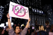 متظاهرون يحتجون على سياسات ترامب تحت شعار "ليس رئيسي" متظاهرون يحتجون على سياسات ترامب تحت شعار "ليس رئيسي"