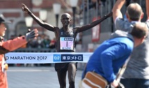 الكيني كيبسانغ يحطم الرقم القياسي لماراتون طوكيو