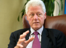 بيل كلينتون يتقدم مشيعي زعيم شين فين الراحل بإيرلندا الشمالية بيل كلينتون يتقدم مشيعي زعيم شين فين الراحل بإيرلندا الشمالية