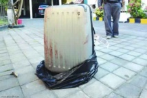 انتشال حقيبة سفر تحوى جثة قد تكون لامرأة يشتبه أن زوجها قتلها