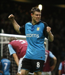 استون فيلا الى المركز الثالث على حساب مانشستر يونايتد استون فيلا الى المركز الثالث على حساب مانشستر يونايتد