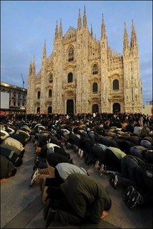 جدل في ايطاليا اثر صلاة متظاهرين مسلمين امام كاتدرائية ميلانو