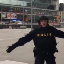 السويد تشتبه بارتكاب سائق الشاحنة المعتقل ل "جرائم إرهابية" السويد تشتبه بارتكاب سائق الشاحنة المعتقل ل "جرائم إرهابية"