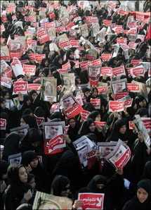 كثافة نسائية  بحرانية في تظاهرة معارضة للتجنيس