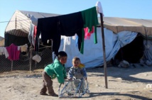 في مخيمات غوطة دمشق.. "سقف الوطن" من قماش