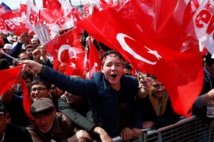 الأتراك يدلون بأصواتهم في الاستفتاء على التعديلات الدستورية الأتراك يدلون بأصواتهم في الاستفتاء على التعديلات الدستورية