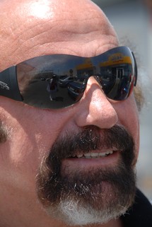 من كان حانقا على الزعامات الكرتونية فليتبع هذا الشاعر  من كان حانقا على الزعامات الكرتونية فليتبع هذا الشاعر