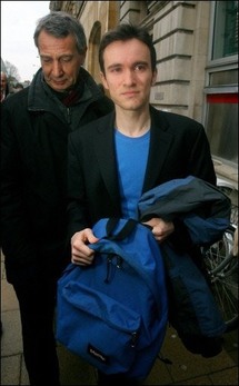 محاكمة الطالب الذي رشق وين جياباو بحذائه محاكمة الطالب الذي رشق وين جياباو بحذائه