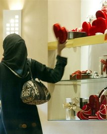 معركة حمراء بين المطاوعة والعشاق السعوديين معركة حمراء بين المطاوعة والعشاق السعوديين