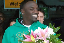 مطرب يستهزئ بالعرب ويستقبل بالزهور في بلادهم مطرب يستهزئ بالعرب ويستقبل بالزهور في بلادهم