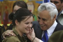  رئيس اسرائل السابق ينفي عن نفسه تهم الأغتصاب والتحرش الجنسي