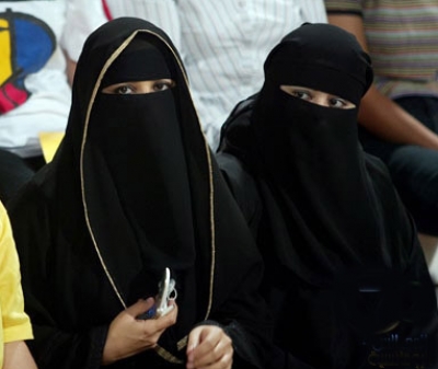 ذكر بثياب انثى في ضيافة اسرة خليجية ذكر بثياب انثى في ضيافة اسرة خليجية