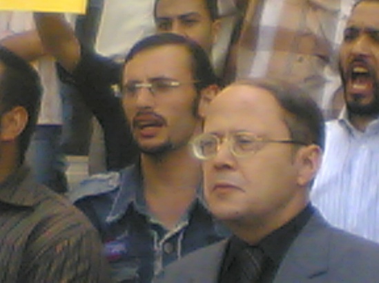 كاتب لا يحبه الرئيس ....خلاف مع المباحث يدفع ثمنه صحافي مصري كاتب لا يحبه الرئيس ....خلاف مع المباحث يدفع ثمنه صحافي مصري