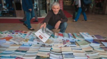 "الاُمي الاشقر " أشهر بائع للجرائد بالرباط.صار رفيق درب مفكرين وكتاب