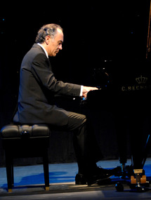 عبداالرحمن باشا يعزف في ربيع البحرين عبداالرحمن باشا يعزف في ربيع البحرين