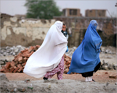 نساء الهزارة قضية دولية ....كيف وجد قادة الناتو الوقت لمناقشة ما يجري في مخادع الأفغانيات ؟