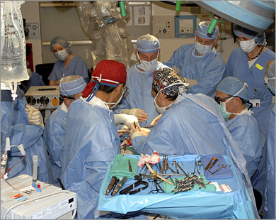 لأول مرة في العالم ...جراحون فرنسيون يزرعون  وجها ويدين لرجل شوهته النيران   لأول مرة في العالم ...جراحون فرنسيون يزرعون  وجها ويدين لرجل شوهته النيران