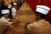 انجاز اكبر علبة حلويات بالعالم في دمشق دعما لأهل غزة انجاز اكبر علبة حلويات بالعالم في دمشق دعما لأهل غزة