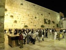 اليهود يحتفلون بعيد فجر الكون مره كل 28 عام