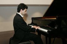 موسيقي شاب يُلفت الانظار في ختام مهرجان ابوظبي موسيقي شاب يُلفت الانظار في ختام مهرجان ابوظبي