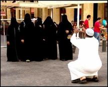 الشرطة الدينية السعودية تحتجز مثقفين وتأمر بجلد امرأة في السبعين الشرطة الدينية السعودية تحتجز مثقفين وتأمر بجلد امرأة في السبعين