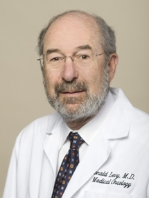 يهودي أمريكي  متزوج من أسرائيلية يتسلم جائزة الملك فيصل من العاهل السعودي يهودي أمريكي  متزوج من أسرائيلية يتسلم جائزة الملك فيصل من العاهل السعودي