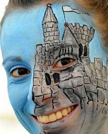 فنان هولندي ينحت أعماله الفنية على وجهه وجمجمته فنان هولندي ينحت أعماله الفنية على وجهه وجمجمته