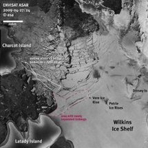 جبال جليد انفصلت عن كتلة ويلكينز الجليدية