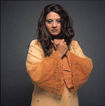 مونودراما سورية توظف الحركة والايماءة ولغة الجسد لفهم نفسية المرأة وعوالمها الداخلية  مونودراما سورية توظف الحركة والايماءة ولغة الجسد لفهم نفسية المرأة وعوالمها الداخلية