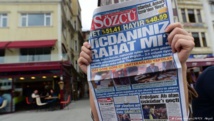 صحيفة تركية تصدر نسخة فارغة بعد احتجاز اثنين من صحفييها