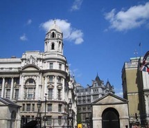 المعماريون البريطانيون يتهمون الأمير تشارلز بفرض أفكاره التقليدية على فن العمارة الحديث المعماريون البريطانيون يتهمون الأمير تشارلز بفرض أفكاره التقليدية على فن العمارة الحديث
