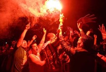 عنف بين مشجعي برشلونة بعد تتويج النادي الكاتالوني بكأس إسبانيا عنف بين مشجعي برشلونة بعد تتويج النادي الكاتالوني بكأس إسبانيا