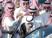 سعوديون يطالبون بالحد من دور الأسرة المالكة واخراج منصب رئاسة الوزارة من امرائها سعوديون يطالبون بالحد من دور الأسرة المالكة واخراج منصب رئاسة الوزارة من امرائها