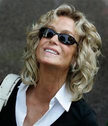 فرح فاوست تعرض قصة كفاحها مع مرض السرطان فرح فاوست تعرض قصة كفاحها مع مرض السرطان