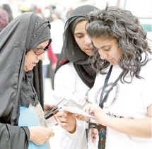 الكويتيون يبدأون الاقتراع لاختيار برلمان للمرة الثانية خلال عام وأصوات النساء قد تحسم النتائج الكويتيون يبدأون الاقتراع لاختيار برلمان للمرة الثانية خلال عام وأصوات النساء قد تحسم النتائج