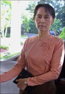 محاكمة زعيمة المعارضة في بورما بتهمة إقامة أمريكي في منزلها