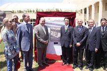 حجر السلام بين المحتفين به في دار الاوبرا المصرية حجر السلام بين المحتفين به في دار الاوبرا المصرية