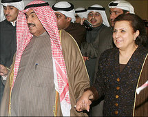 ناصر المحمد بصحبة نورية الصبيح التي أخرجها من الوزارة